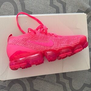 Nike Hot Pink Air VaporMax Flyknit Shoes size 9 worn once got wrong size